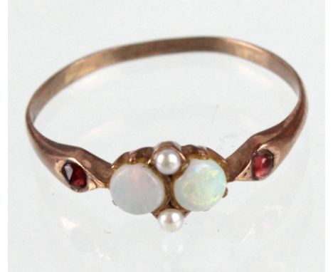 antiker Opal Ring - RG 333 punziert Roségold 333 (8 Karat), ca. 1,15 Gramm, Ringkopf mit zwei runden Vollopalen in feurigem F