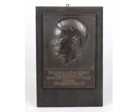 Portrait Relief geprägtes Metallblech mit dem Profilportrait von Adolf Hitler, Halsansatz mit Entwerfer U. Wolf 1933, darunte