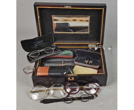 Schatulle mit Brillensammlung Konvolut von 15 verschieden auch als Kneifer, Nickelbrille soiwe als Bakelit Lorgnette asugefüh