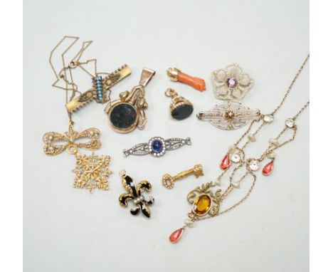 A small group of antique and later jewellery, including 9ct gold and bloodstone fob seal, a 1930's yellow metal and seed pear