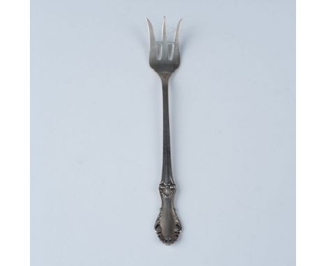 This is a Frank Whiting sterling silver short-handle pickle/olive fork in the elegant Georgian Shell pattern. Measuring 5.5" 