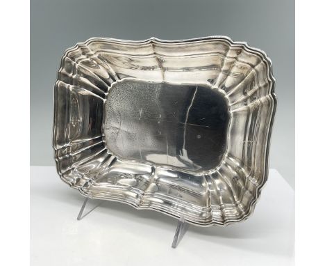 This rectangular bowl features the signature scalloped edges characteristic of the Chippendale design, offering a timeless an