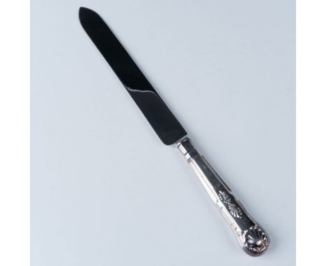 This refined bread knife, crafted by Carrs of Sheffield, England, epitomizes high-quality craftsmanship and design. Carrs of 