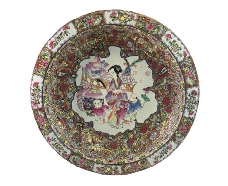 An impressive Chinese Famille Rose porcelain platter. This extraordinary piece showcases intricately hand-painted floral moti