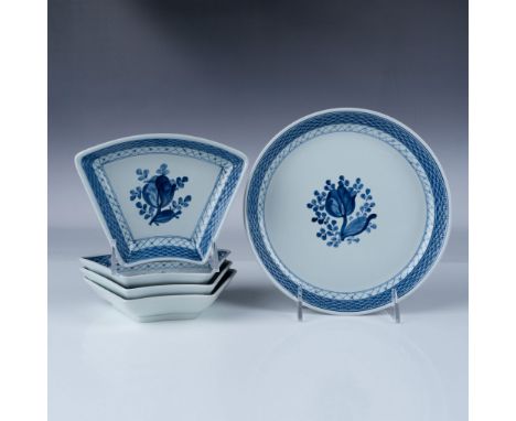 A beautifully crafted 5-piece divided serving set, featuring the classic blue floral design. This set includes a central roun