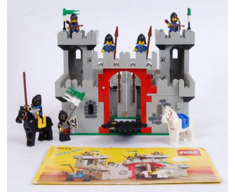 LEGO CASTLE: An original vintage 1980's Legoland Lego Knights Castle set 6073. Fully made, and appears complete. With origina
