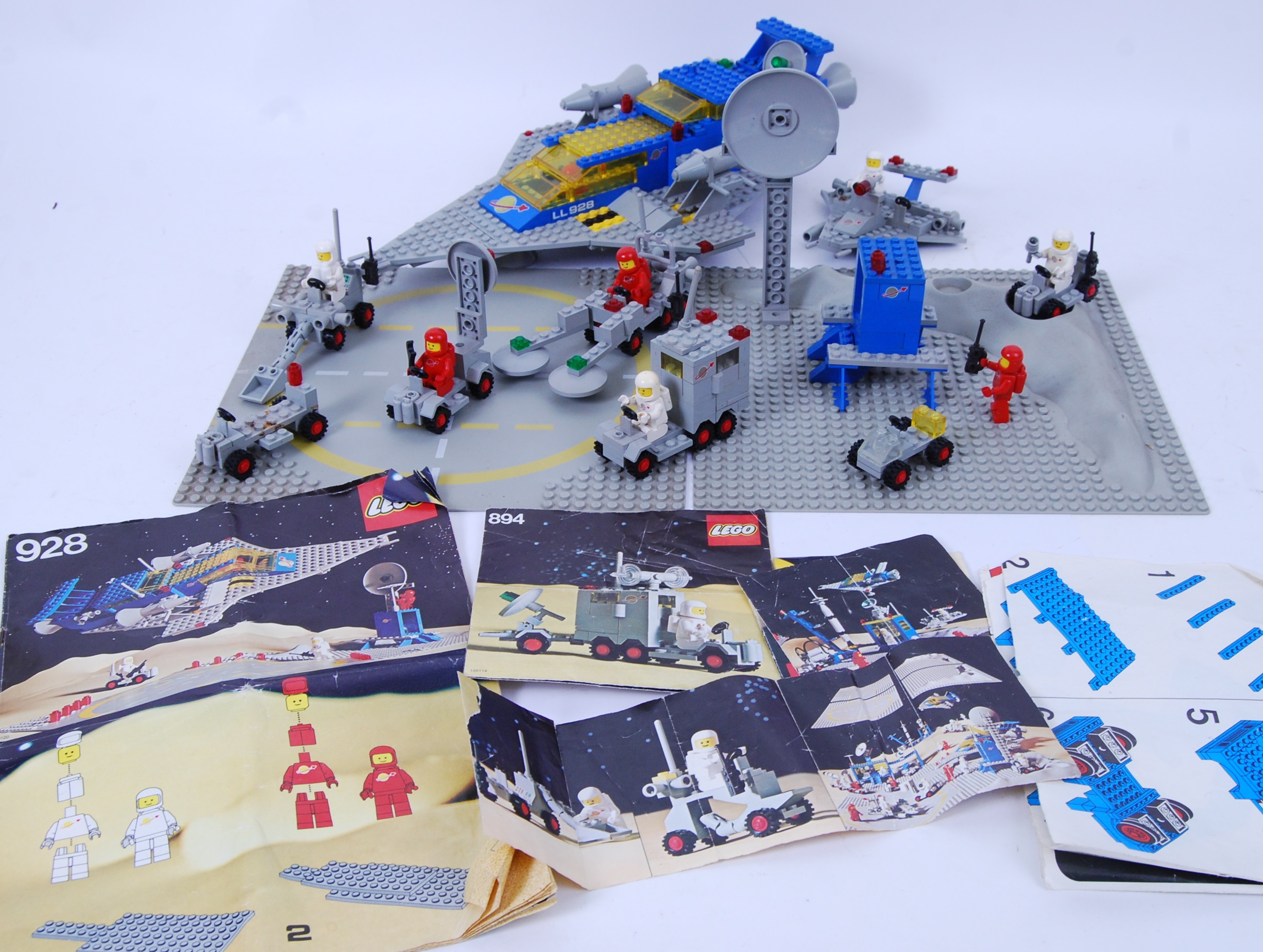 LEGO SPACE: A good collection of vintage 1980's Legoland Space sets and ...