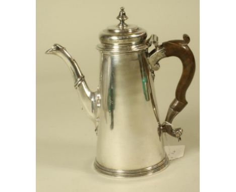 A GEORGE III SILVER COFFEE POT of tapering cylindrical form with hinged flat domed cover and urn finial, "duck's head" octago