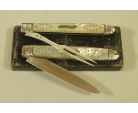 A LATE GEORGE III SILVER FOLDING FRUIT KNIFE AND FORK, possibly Sheffield, c.1823, maker James Crawshaw, the plain blade and 