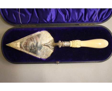 AN EDWARDIAN SILVER PRESENTATION TROWEL, makers Harrison Bros. & Howson, Sheffield 1907, the blade engraved "Mrs. C.W. Hunter