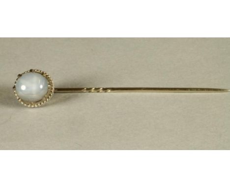 A STAR SAPPHIRE STICK PIN, the cabochon polished grey/blue stone claw set to an 18ct white gold rope twist mount and pin, Bir