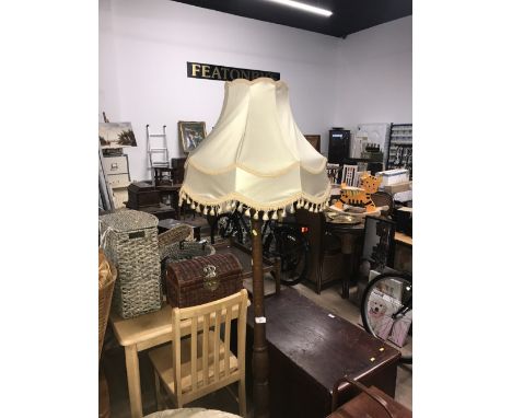 VINTAGE TURNED OAK STANDARD LAMP