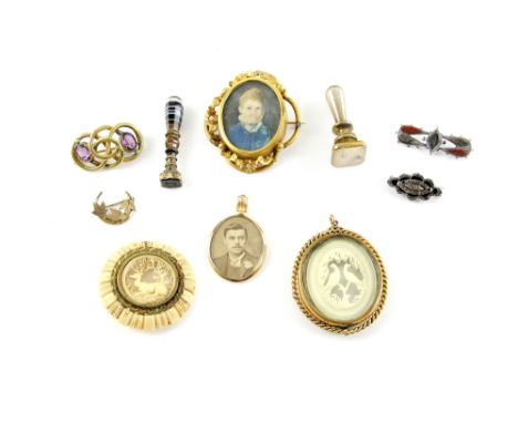 Group of antique jewellery items, two locket pendants, a portrait brooch depicting a young boy, five further brooches, all gi