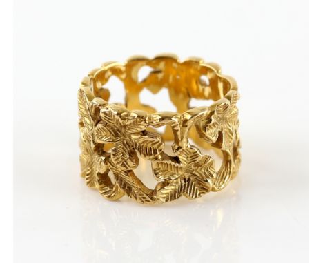 Vintage Slade &amp; Woolf textured floral cut out ring, in 18 ct hallmarked London 1970,  makers mark S &amp; W, ring size O.