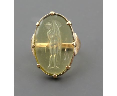 Antique ring, internal design of female nude in yellow glass, mounted in 15 ct yellow gold, engraved shoulder detail, Dutch m