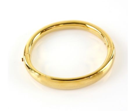 Contemporary tapered oval hinged bangle, concealed clasp,  inside bangle diameter 17cm, stamped 18 ct .     CONDITION18 ct we