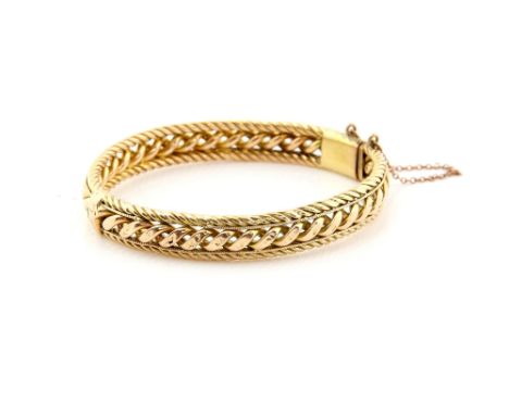 Edwardian oval hinged bangle, central open twisted section with wirework frame and twisted border, concealed clasp and safety