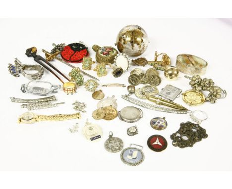 A collection of costume jewellery and hat pins, including a tortoiseshell claw hair pin, a silver ribbon ring, a gilt metal a