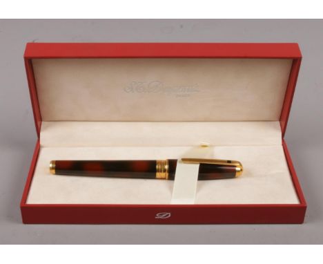 A boxed S. T. Dupont of Paris fountain pen with 18ct gold nib. Having tortoiseshell effect laque de chine and gilt case. With