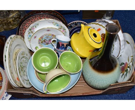 A BOX AND LOOSE CERAMICS, JARDINIERE AND ORNAMENTS, to include four large Susie Cooper teacups and saucers (one of each crack