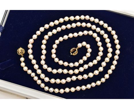 A CULTURED PEARL STRAND NECKLACE, strand of approximately 6mm pearls, white pearls with a pink hue, strand measuring approxim