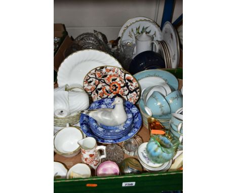 TWO BOXES OF CERAMICS AND GLASSWARES, to include an Andersen Designs studio pottery seagull ornament, a nineteen piece Wedgwo