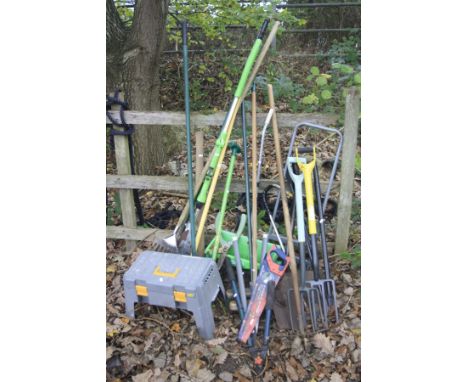 A QUANTITY OF GARDEN TOOLS including spades, forks, rakes etc