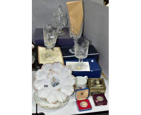 A GROUP OF ROYAL COMMEMORATIVE CERAMICS, BOXED GLASS WARES, A TIN AND COINS, to include a boxed 1951 Festival of Britain crow