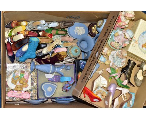 VARIOUS ORNAMENTS OF WEDGWOOD, THE RIGHT SHOE, CHERISHED TEDDIES, ETC, to include eleven pieces blue jasperware (quartz clock