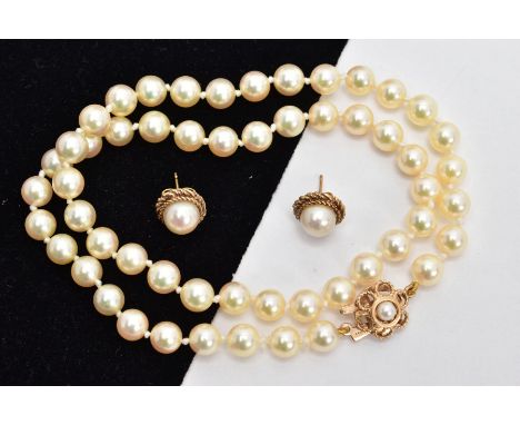 A PEARL NECKLACE AND PEARL EARRINGS, string of pearls, approximate length 32mm, pearls measuring approximately 6mm, with a 9c