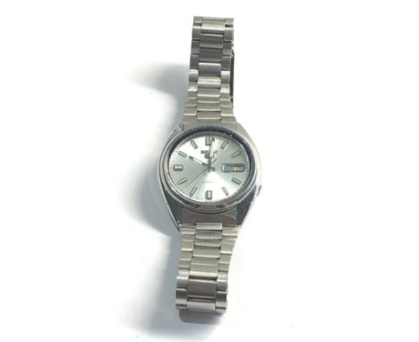 Vintage Seiko 5 automatic wristwatch 7009-3040 watch is ticking but no warranty given 