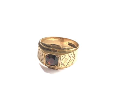9ct gold vintage garnet ring (6.2g) 