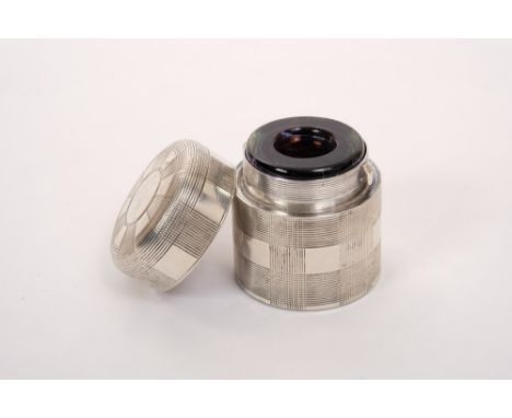 Edwardian silver travelling inkwell of cylindrical form, with engine-turned decoration and domed cover with bayonet fitting a