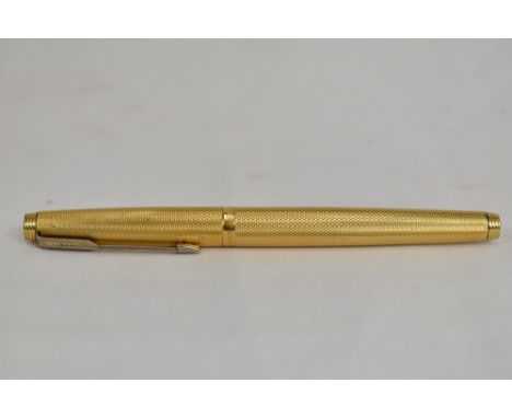 A Parker 75 Grain D'ore cartridge converter fountain pen in gold plate with engine turned pattern. In excellent condition