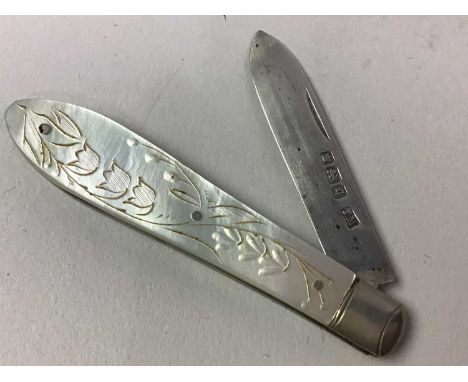 PAIR OF SILVER AND MOTHER OF PEARL FRUIT KNIVES, fruit knives hallmarked, along with a further fruit knife modelled as a carQ