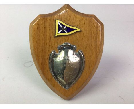 COLLECTION OF SILVER AND PLATE ITEMS, EARLY 20TH CENTURY AND LATER including a silver quaich type stemmed dish, silver napkin