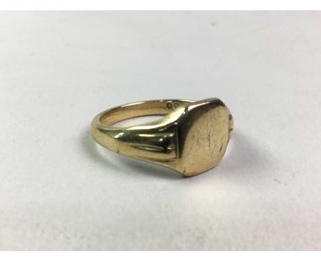 NINE CARAT GOLD SIGNET RING, with plain cartoucheQty: 6.6g