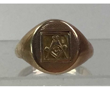 GENTLEMAN'S MASONIC SWIVEL RING, IN NINE CARAT GOLD the square panel engraved with initials to one side and Masonic square an