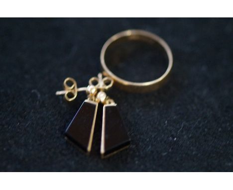 9ct Gold Wedding Band (Size R) together with a pair of 9ct Gold Earrings 