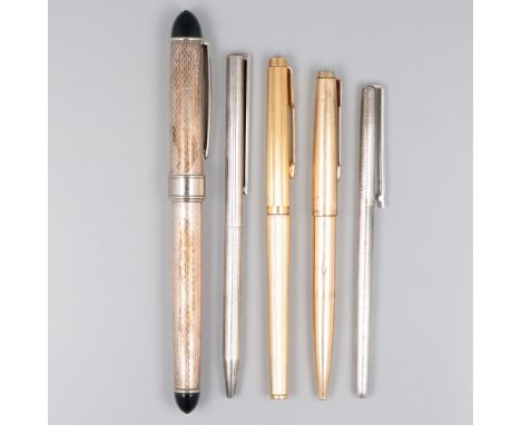 5-piece lot pens, silver-plated / silver. Beautiful lot of fountain pen and ballpoint pens including Parker &amp; S.T. Dupont