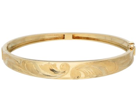 Vintage 14K yellow gold bangle bracelet with ornate engraved details. With safety clip. In good condition. Hallmarks: 585 Dut