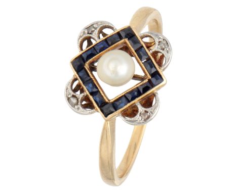 Art Deco 14K yellow gold ring with sapphire and pearl. With a cultivated Akoya pearl (Ø 4 mm) in rim of calibrated sapphires 