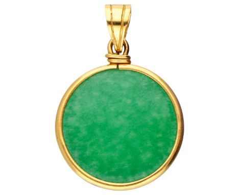 Vintage 20K yellow gold pendant set with dyed quartz. In good condition. Hallmarks: 833 Dutch assay mark. LxW: 3.3 x 2.2 cm. 