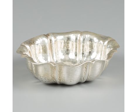 Bonbon / sweetmeat dish silver. A beautiful model with hammered details and folded edge. Italy, Vercelli, CASTAUDI &amp; GAUT