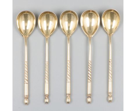 5-piece set of coffee spoons, silver. Gold-plated set with cylindrical, partly twisted stem. Content measurements of an avera