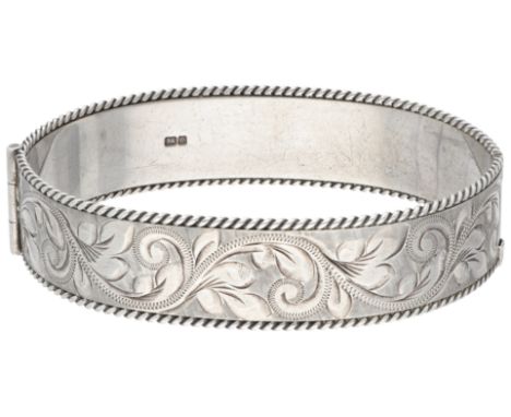 Vintage sterling silver English bangle bracelet with ornate engraved details. In fair condition. Hallmarks: PAT N. 1167637 B 