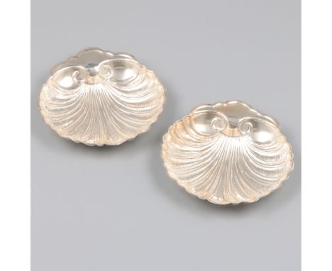 2-piece set of bonbon / serving dishes silver. Shell-shaped. Possibly Turkey, first half 20th century, hallmarks: 0900 - mini
