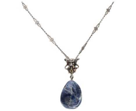 Silver necklace with a sodalite pendant depicting the Celtic 'Green Man'. LxW sodalite: 2.7 x 2.1 cm. In good condition. Hall
