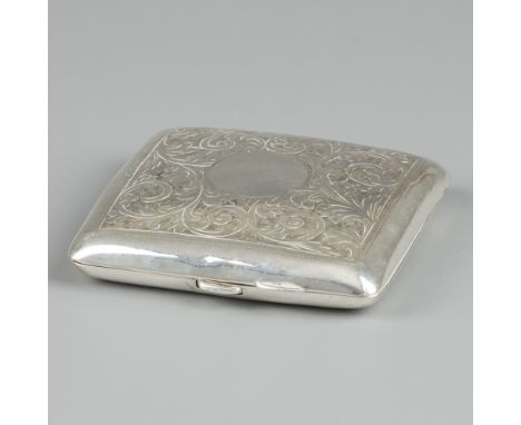 Cigarette case silver. With engraved decorations and rocailles. United Kingdom, Birmingham, F H Adams &amp; Co, 19318, hallma