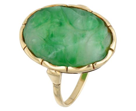 Vintage 14K yellow gold ring set with a jade imitation. In reasonable condition. Hallmarks: 585 Dutch assay mark. Ring size: 